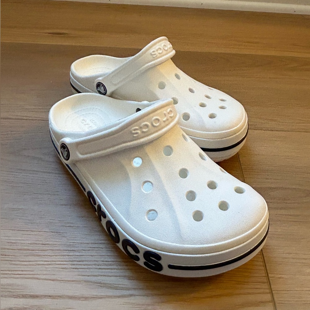 NWOT Classic Crocs White/Navy 7 Women’s